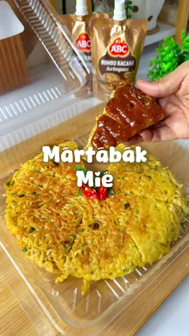 Baru tau namanya martabak mie. Soalnya mamah ku kalo buat bilangnya pizza mie.
 Apalagi cocol ke sambal kacang serbagunanya ABC. Best kombo bgt! Karena semua bisa #dikacanginaja