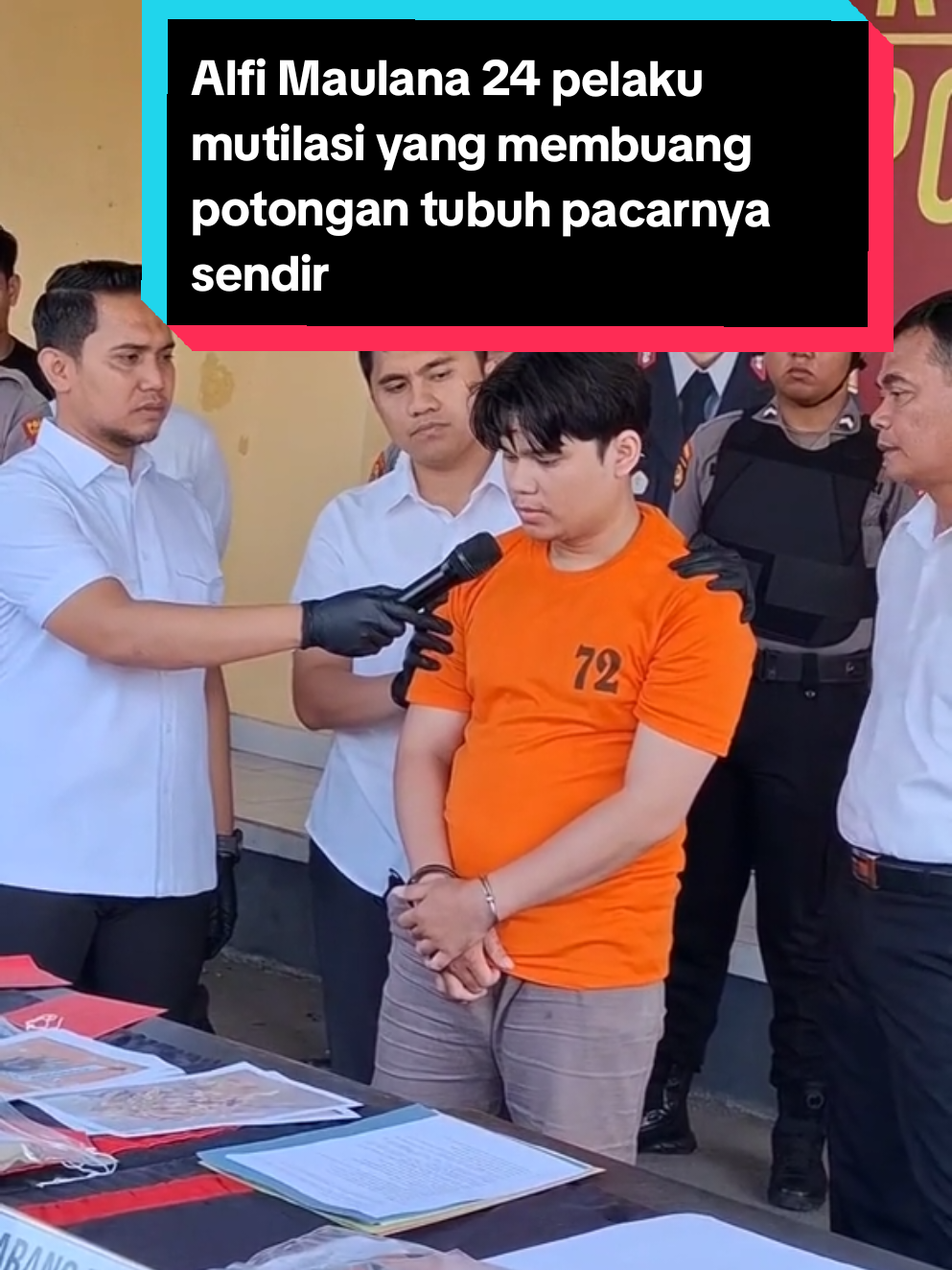 Alfi Maulana 24 pelaku mutilasi yang membuang potongan tubuh pacarnya sendiri di Sendi Pacetdihadirkan saat rilis di mapolres Mojokerto Senin 089 Pelaku mengaku jengkel dengan almarhumah yang kerap menuntut gaya hidup tinggi  menurut kalian bagai mana tindakan seorang pacar seperti ini ? tulis di komen  #mojokerto #pelakupembunuhan #dagingberserakan #foryoupage #kang_sunda62 
