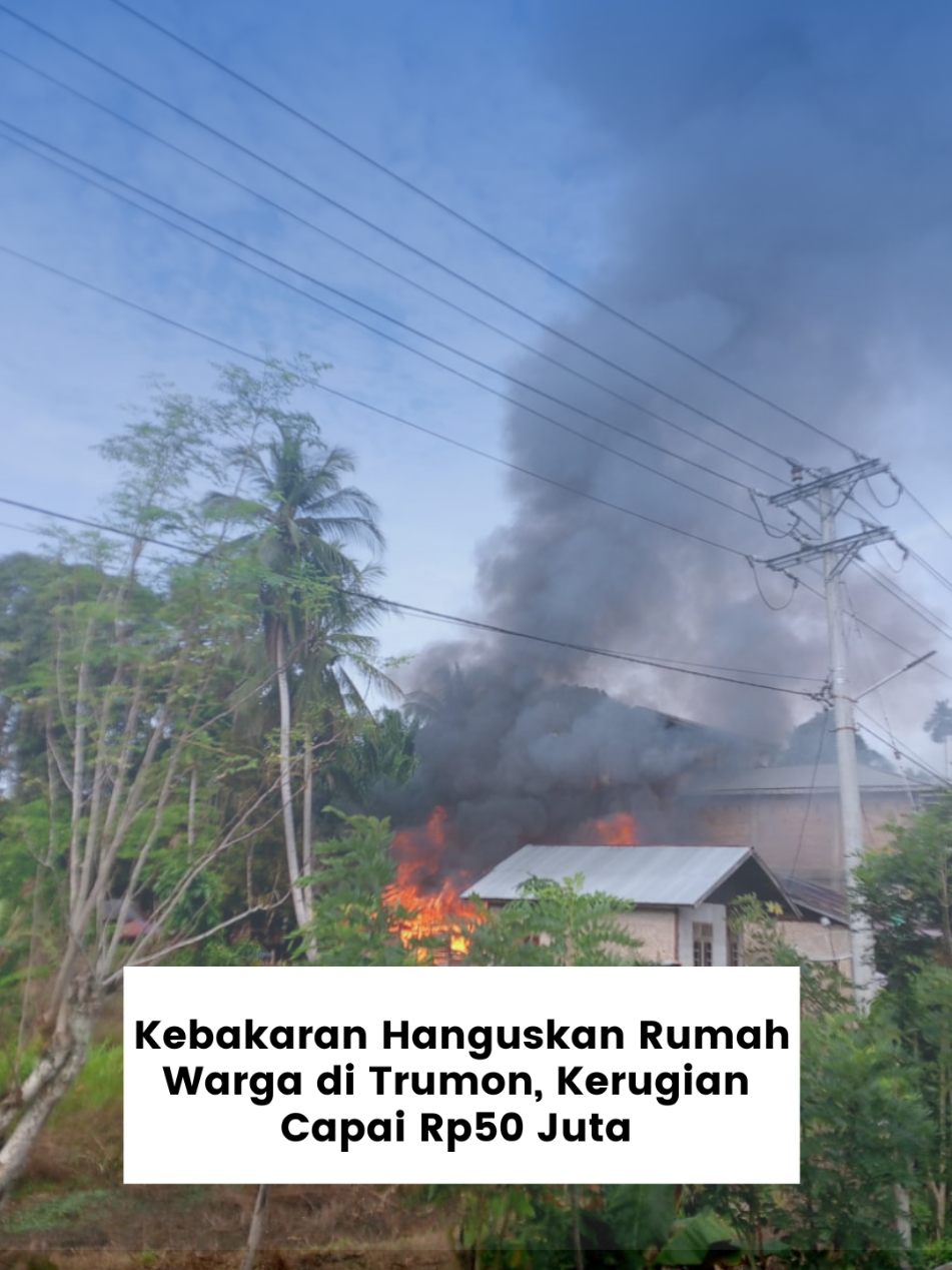 tapaktuan – Sebuah rumah semi permanen milik warga Gampong Iee Jeureuneh, Kecamatan Trumon, Kabupaten Aceh Selatan, ludes terbakar pada Senin (8/9/2025) sekitar pukul 08.51 WIB. Rumah tersebut diketahui milik Raski (45), seorang petani, yang tinggal bersama istri dan dua anaknya. Tidak ada korban jiwa dalam peristiwa ini, namun kerugian ditaksir mencapai sekitar Rp50 juta. Kepala Pelaksana BPBD Aceh Selatan melalui Kabid Pemadam Kebakaran dan Penyelamatan segera mengerahkan dua unit armada dari Pos Damkar 06 Trumon dan Pos Damkar 09 Trumon Timur setelah menerima laporan dari warga bernama Raja Cut. “Setiba di lokasi, tim langsung melakukan pemadaman agar api tidak merembet ke rumah warga lain. Pada pukul 09.20 WIB api berhasil dipadamkan dan dilanjutkan dengan pendinginan,” kata petugas Pusdalops BPBD Aceh Selatan dalam keterangannya. Penyebab kebakaran diduga akibat korsleting listrik. Sementara itu, satu unit rumah semi permanen milik korban mengalami kerusakan berat. Dalam penanganan kebakaran ini, petugas damkar turut dibantu oleh TNI, Polri, serta masyarakat setempat. BPBD Aceh Selatan mengimbau masyarakat agar selalu berhati-hati terhadap potensi kebakaran, terutama yang dipicu oleh instalasi listrik. #Kebakaran #AcehUpdate #AcehTerkini #DaruratBencana #BeritaAcehSelatan #InfoAceh #BPBDAcehSelatan 