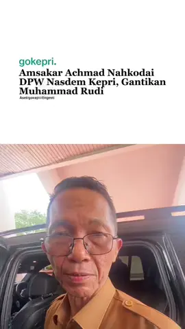 Wali Kota Batam, Amsakar Achmad, akan menempati posisi strategis sebagai Ketua Dewan Pimpinan Wilayah (DPW) Partai NasDem Kepulauan Riau (Kepri), menggantikan Muhammad Rudi yang sebelumnya menjabat posisi tersebut. Dikonfirmasi awak media, Amsakar tak menampik adanya informasi tersebut. Dia bilang, akan mengumumkan posisi strategis itu setelah pulang Rapat Dengan Pendapat (RDP) di Jakarta minggu ini.  “Mudah - mudahan betul. Nanti saya informasikam setelah saya pulang RDP dari Jakarta,” kata Amsakar, Senin 8 September 2025. Kata Amsakar, belum diketahui siapa sosok yang akan memimpin NasDem di tingkat Kota Batam, menggantikan dirinya. Namun, informasi tersebut diperkirakan akan diumumkan bersamaan setelah proses rotasi kepengurusan selesai. “Belum nanti setelah RDP akan saya informasikan,” kata dia.  Untuk informasi, peralihan kepemimpinan di tubuh DPW NasDem Kepri ini dinilai sebagai bagian dari strategi partai untuk memperkuat konsolidasi menjelang Pemilu 2029, sekaligus memberikan ruang regenerasi dalam tubuh partai Jika benar, kehadiran Amsakar sebagai Ketua DPW NasDem Kepri dipandang dapat memperkuat basis suara partai, khususnya di wilayah Batam dan sekitarnya yang menjadi lumbung suara penting di Provinsi Kepulauan Riau. Selegkapnya baca @gokepri.com #batam #kepulauanriau #berita #kepri #reels   