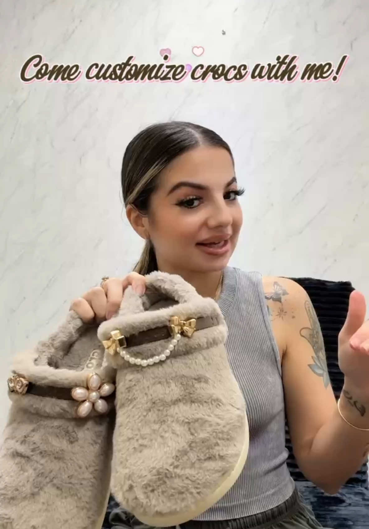 Come customize crocs with me💕#crocs #autumnshoes #crocslides #unfurgettable #fluffyslippers 