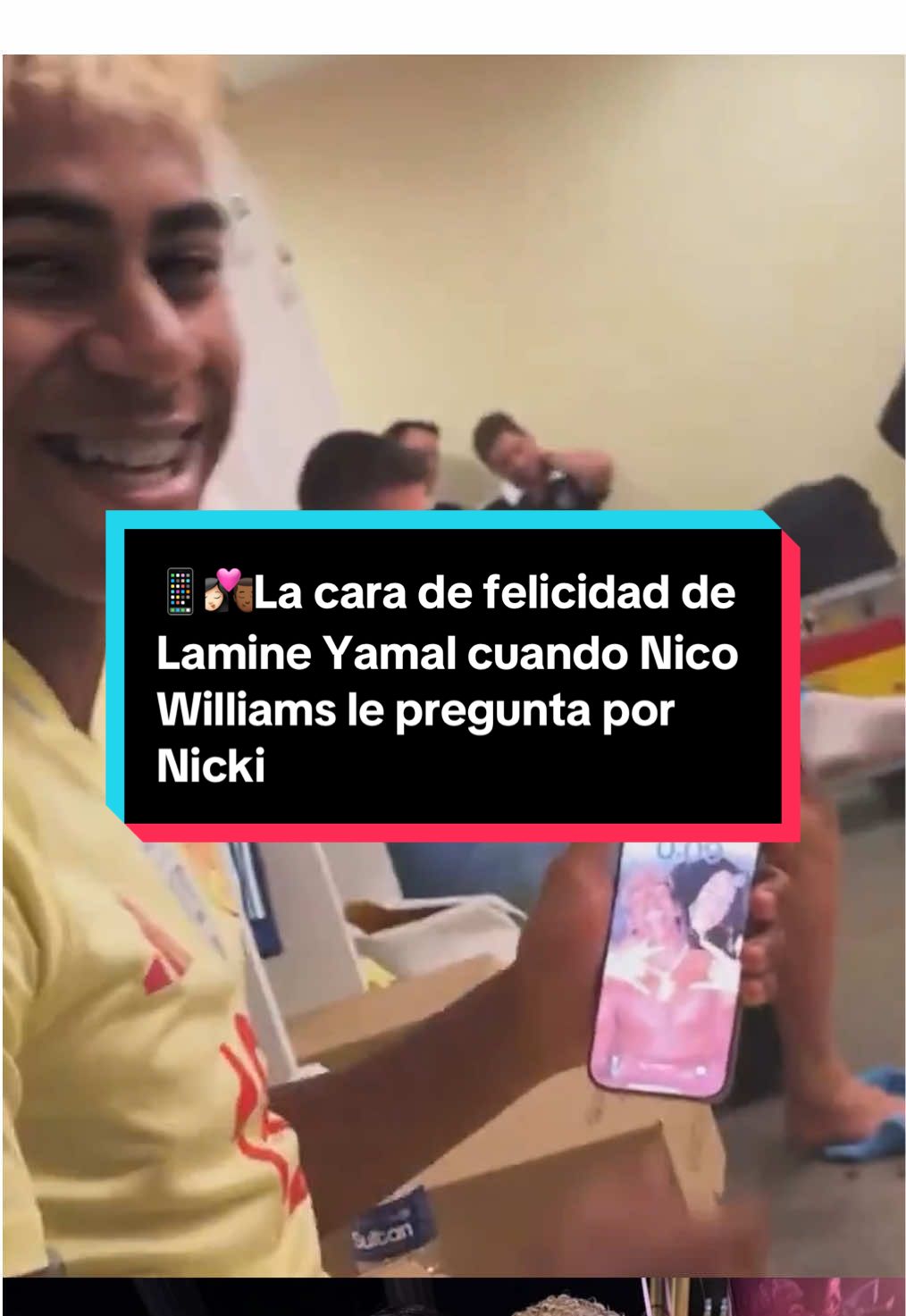 ⚽️ El futbolista del Athletic grabó a su compañero mientras sonreía mirando su teléfono, donde mostró una foto con su pareja Nicki Nicole como fondo de pantalla. La celebración de la selección española tras su victoria por 6-0 frente a Turquía en la segunda fecha de las Eliminatorias Europeas dejó este momento que no pasó desapercibido en redes sociales. #nickinicole #lamineyamal #nicowilliams #pareja #amor 