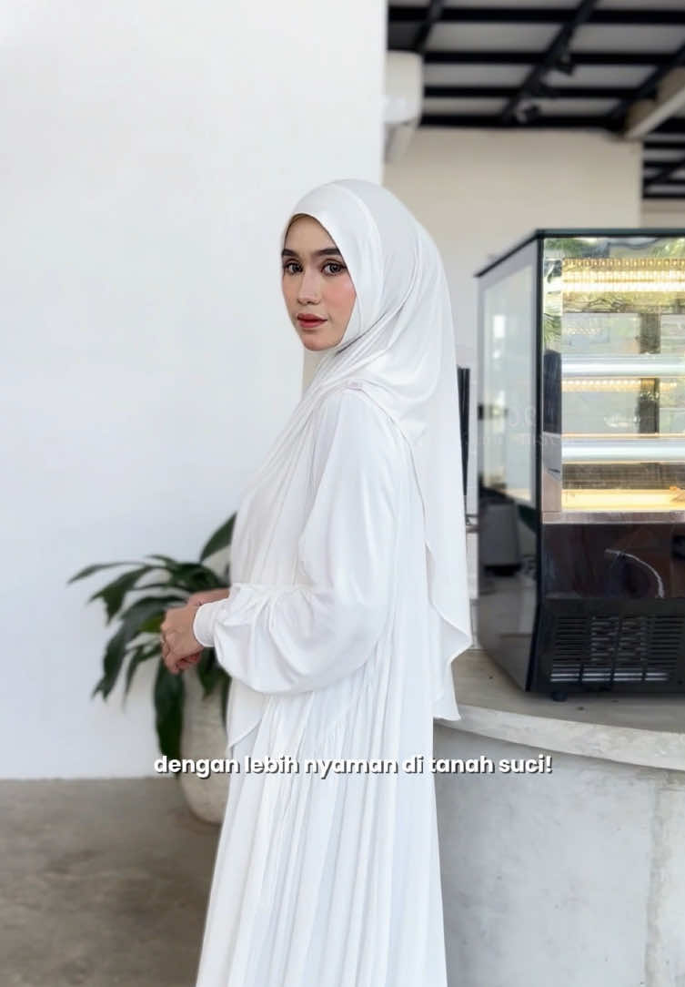 Banyak yang sharing kalau Umroh mereka terasa lebih tenang dengan Aqila Dress Set Khimar Dagu ✨ Menggunakan bahan jersey Korea premium yang adem & lembut, ditambah kerut V yang bikin tampilan ramping meski muat sampai BB 90 kg. Sudah lengkap dengan khimar dagu anti tembem yang menutup sempurna. MasyaAllah, nyaman & syar’i jadi satu 🥰 Yuk Bunda, klik keranjang kuning sekarang sebelum kehabisan‼️🛍️ #jannahriver #promoguncang99 #gajiansale #abayajumbo #abayaumroh 