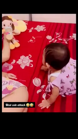 she don't like to share her milk 🤣🤣🤣 #funnytiktok #funnybaby #baby #viraltiktok #viralvideo #growmyaccount #foryou 