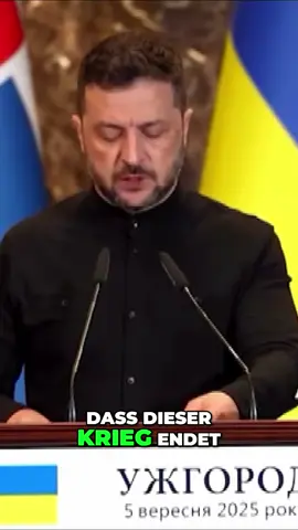 Selenski zu Fico: Angriffe auf russische Infrastruktur gehen weiter Der ukrainische Präsident Wladimir Selenski hat beim Treffen mit dem slowakischen Premierminister Robert Fico erneut klargestellt, dass die Ukraine auch weiterhin Angriffe auf die Energieinfrastruktur Russlands durchführen werde. Die Angriffe seien eine direkte Reaktion auf russische Attacken gegen ukrainische Energieanlagen. „Niemand wird einfach im Dunkeln sitzen und das hinnehmen“, erklärte Selenski. Im August griff die Ukraine mehrfach die russische Ölpipeline Druschba an. Die Folgen sind erheblich: Die Slowakei erhält seitdem kein Öl mehr über die Leitung, und die Lieferungen nach Ungarn wurden zum dritten Mal innerhalb kurzer Zeit gestoppt. Dies führte zu großer Sorge um die Energiesicherheit in Mitteleuropa. Die Außenminister von Ungarn und der Slowakei wandten sich in einem gemeinsamen Schreiben an die EU-Kommission. Sie fordern Maßnahmen, um weitere ukrainische Angriffe auf die Druschba-Pipeline auf russischem Territorium zu verhindern. Beim gestrigen Gespräch zwischen Fico und Selenski prallten die Positionen deutlich aufeinander. Während Selenski Angriffe auf russische Energieanlagen verteidigte, verlangte Fico die Anerkennung des slowakischen Rechts auf Energiesicherheit. „Ich habe die Positionen von Präsident Selenski respektiert, aber ich erwarte auch, dass unsere Meinungen respektiert werden“, so Fico. Die Debatte macht deutlich, wie sehr die Energieversorgung mittlerweile zum geopolitischen Zankapfel geworden ist. Zwischen dem ukrainischen Anspruch auf Selbstverteidigung und den Interessen europäischer Nachbarn wie der Slowakei und Ungarns wächst der Konflikt weiter.