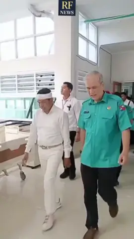 Gubernur Jawa Barat, Dedi Mulyadi, menjenguk korban yang tertimpa bangunan majelis taklim di rumah sakit Bogor. Kehadiran Gubernur memberi dukungan moril sekaligus perhatian langsung kepada korban dan keluarga yang masih dalam perawatan. Dedi Mulyadi menyampaikan rasa prihatinnya atas musibah tersebut serta berharap korban segera pulih. Selain itu, ia juga menekankan pentingnya kewaspadaan terhadap kondisi bangunan tempat ibadah maupun fasilitas umum agar aman digunakan masyarakat. “Ini menjadi pelajaran bagi kita semua. Saya doakan korban cepat sembuh dan keluarga diberi kekuatan,” ujar Dedi Mulyadi. Pihak keluarga dan warga yang hadir menyampaikan terima kasih atas kepedulian Gubernur Jawa Barat.#dedimulyadi #gubernur #jawabarat #ramafarikesyit #RFNEWS 