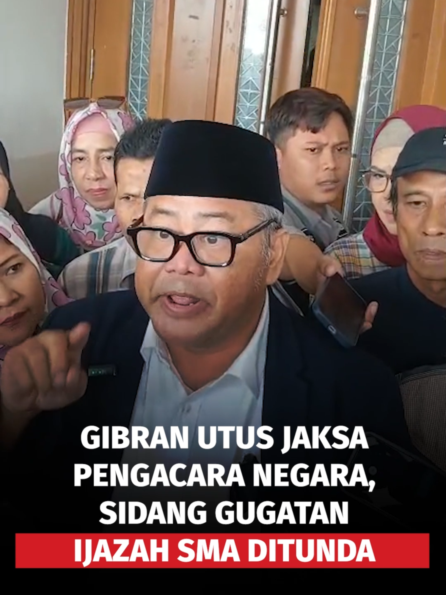 Majelis Hakim Pengadilan Perdata pada Pengadilan Negeri Jakarta Pusat menunda sidang gugatan ijazah sekolah SMA Wakil Presiden RI, Gibran Rakabuming Raka karena dirinya memberikan kuasa kepada Jaksa dari Jaksa Agung Muda Perdata dan Tata Usaha Negara (JAMDATUN). Sidang perdana gugatan sebesar Rp 125 Triliun terhadap Gibran dipimpin oleh Budi Prayitno selaku ketua Majelis dan ditemani dua anggota majelis yakni Abdul Latief dan Arlen Veronika yang bertempat di Ruang Sidang Soebekti 2 di PN Jakpus, Senin, 8/9/2025. Dalam persidangan, Gibran selaku Tergugat I memberikan kuasanya kepada Jaksa Pengacara Negara. Hal itu terungkap setelah ketua majelis hakim menanyakan surat kuasa kepada seorang pengacara yang mewakili Gibran.  Mengetahui hal tersebut, Subhan Palal selaku penggugat mengaku keberatan dengan tindakan Gibran yang malah mengutus Jaksa Pengacara Negara, padahal hal tersebut tidak berkaitan dengan jabatannya sebagai Wakil Presiden.  Ketua Majelis lantas menerima alasan dari keberatan Subhan dan menanggap Gibran selaku Tergugat I tidak hadir. Ia juga meminta kuasa Tergugat II yakni Komisi Pemilihan Umum untuk melengkapi surat kuasanya.  Baca lainnya di forumkeadilan.com #gibranrakabuming #wapres #sidangperdata #pengadilannegerijakpus #ijazahgibran #gugatanrp125triliun #subhanpalal #jamdatun #jaksaagung #jaksapenggaranegara #kpu #sidangijazah #beritahariini #politikindonesia #hukumindonesia #pnjakpus #forumkeadilan