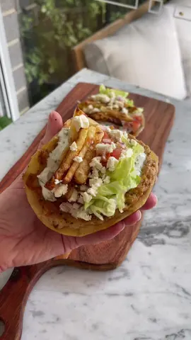Chicken Gyros Smashed Tacos 🌮 with tzatziki, pico de gallo and chips 🤤 Ingredients(4 tacos): 200g chicken mince 1 tsp cumin 1 tsp garlic powder 1 tsp onion powder 1 tsp paprika 1 tbsp oregano 1 tomato, diced, 1/2 red onion, diced Salt and pepper Lettuce, shredded Fries Tzatziki Sauce: 1/4 cup greek yoghurt 1/4 lemon, squeezed 1/4 cucumber, diced 1 tbsp dill 1 tbsp garlic, minced #smashtacos #tacos #gyros #chickentacos 