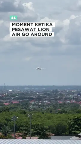 Go around adalah prosedur penerbangan ketika pilot membatalkan pendaratan yang sedang dilakukan dan memutuskan untuk naik kembali ke udara untuk mencoba melakukan pendekatan (approach) ulang. Biasanya terjadi ketika: 	•	Pesawat belum stabil saat mendekati landasan (kecepatan, ketinggian, atau sudut tidak sesuai). 	•	Ada halangan di runway (misalnya kendaraan, hewan, atau pesawat lain). 	•	Cuaca tidak mendukung (kabut tebal, angin kencang, hujan deras). 	•	ATC (Air Traffic Controller) memberi instruksi untuk go around demi keselamatan. Ada yang pernah merasakan goaround selama jadi penumpang pesawat ?  #CapCut #goaround #lionair 