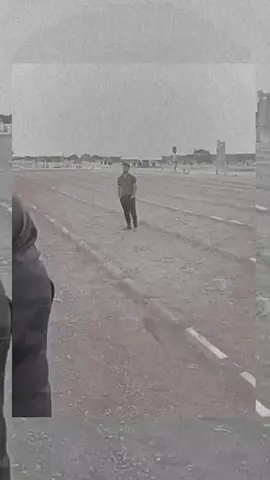 سوگواری خانواده جاویدنام مهران بهرامیان بر سر مزار فرزند جاویدنامشان جاویدنام #مهران_بهرامیان در جريان خیزش ملی #ایران توسط تروریست‌های جمهوری اسلامی بازداشت و پانزدهم شهریورماه با حکم اعدام به قتل رسید. #همکاری_ملی  #جاويدشاه 