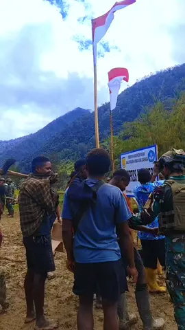 pemasangan papan nama sekola SD IMPRES MAYUBERY#sekolah #tniindonesia🇮🇩 #FYP #satgaspapua 