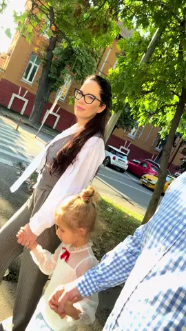 📚✨ Prima zi de școală = emoție, zâmbete și amintiri de neuitat. Ana la început de drum, Andrei cu încredere mai departe. ❤️🎒 #BackToSchool #PrimaZiDeScoala #familyvibes 