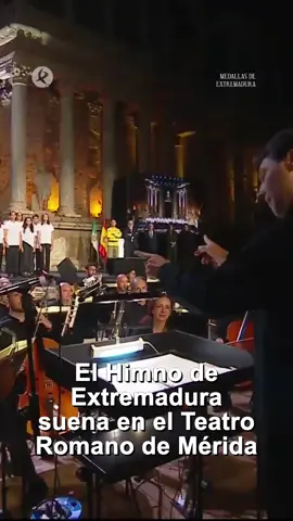 🟩 ⬜ ⬛ La Orquesta de Extremadura interpreta el Himno de Extremadura, junto al sección juvenil de los coros 'In Crescendo' y el coro del conservatorio 'Hermanos Bravo' de Don Benito.