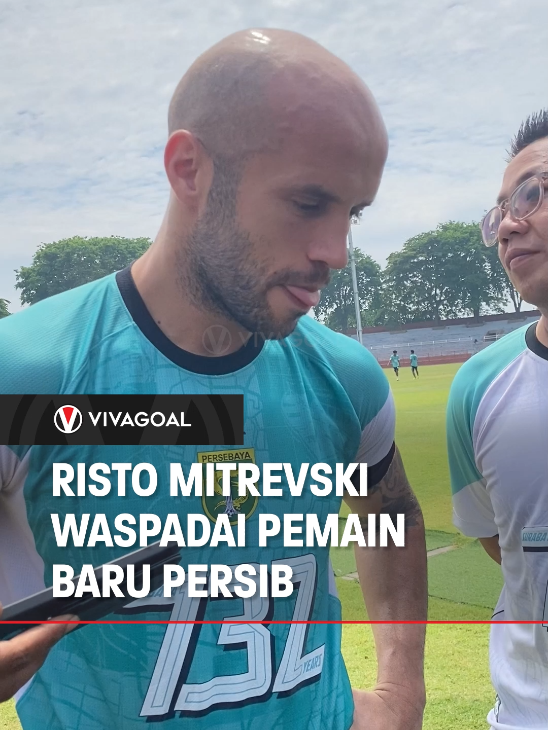 Pemain Persebaya, Risto Mitrevski mengakui para pemain baru Persib memiliki kualitas yang sangat baik. Apalagi mereka juga diperkuat banyak pemain Timnas Indonesia. Namun dirinya tetap yakin timnya juga punya kualitas pemain yang tak kalah dari Maung Bandung. Mampukah Persebaya membungkam Maung Bandung, Vivamania?🤔 #persebaya #persebayafans #bonek #vivagoal