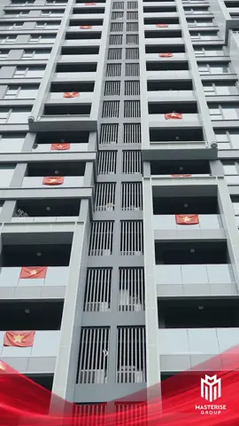 Khi ban công rực đỏ trong ngày hội non sông… 🎉 Trong tuần lễ kỷ niệm Cách mạng tháng Tám thành công và Quốc khánh nước Cộng hòa xã hội chủ nghĩa Việt Nam vừa qua, hơn 10.000 bộ quà “Yêu Nước” đã được Masterise Group gửi đến cư dân Masterise Homes, biến từng góc sống thành biển đỏ tự hào! 🌟 ✨ Từ lá cờ Tổ quốc tung bay đến nụ cười rạng rỡ, Fandom Yêu Nước đã cùng nhau thắp lên tinh thần dân tộc trong dịp kỷ niệm 80 năm Cách mạng Tháng Tám & Quốc khánh 2/9. ❤️ 👉 Masterise Group – Không chỉ kiến tạo không gian sống, mà còn lan tỏa niềm tự hào Việt, kết nối cộng đồng yêu nước vươn xa! 💪 #MasteriseGroup #ThanhTuuDatNuoc2025 #FandomYeuNuoc #TuHaoVietNam #80DepLam