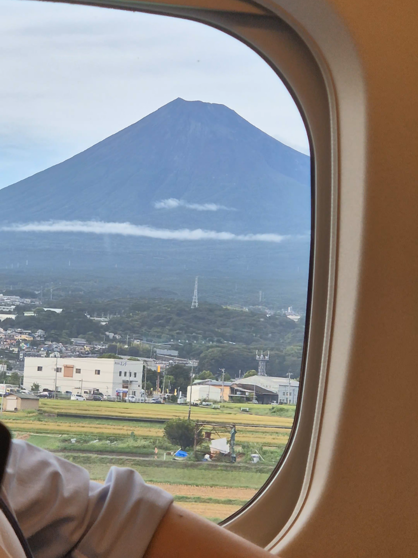 Only wanted to film Mount Fuji, but the guy was way too cute🤭🤭 If only I were 10 years younger 😆😅 #japanlove #romanticanime #anime #animereallife #mountfuji @Diana in Japan 🌸 ディアナ 