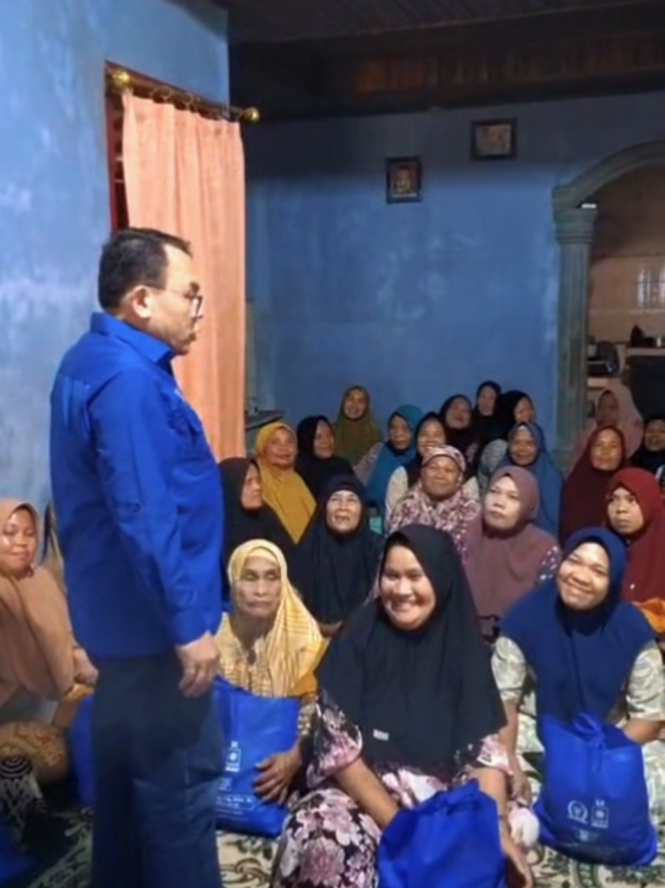 Saleh Partaonan Daulay, Ketua Komisi VII DPR RI Fraksi PAN, berbagi pangan di Desa Panobasa, Kecamatan Angkola Barat, Tapanuli Selatan