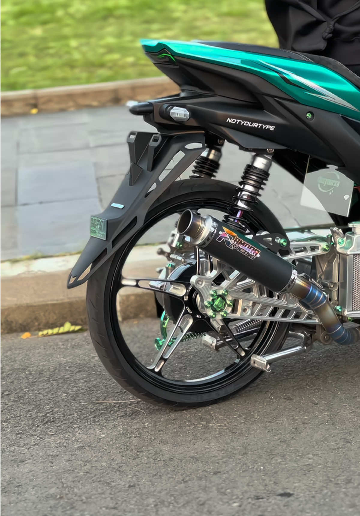 manis look kiri apa look kanan? exhaust by:@Amora Racing #aerox155 