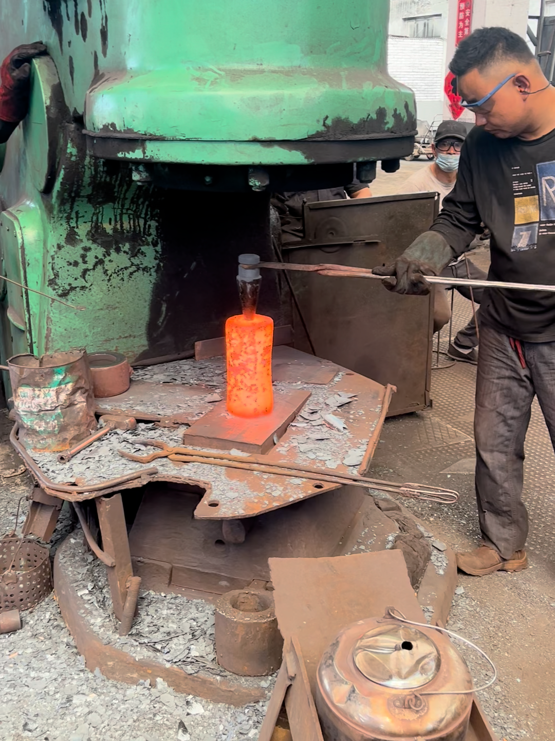 Inside the factory Extreme Heat Forging: Making Bearings from Glowing Iron #blacksmith #process #forging #manufacturing #machine
