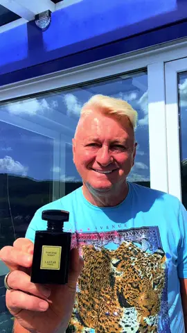 Hubert testet LASTAR-Black Das LASTAR-Black Bottle Parfüm für Damen und Herren. 🖤 Beschreibung & Anwendung Dieses Parfüm ist ein echtes Multitalent und passt perfekt zum täglichen Gebrauch, für ein Date oder eine Party. Es kommt in einer eleganten, schwarzen Flasche, die allein schon ein Hingucker ist. ✨ Der Duft ist einzigartig und langanhaltend. Er basiert auf einer Kombination aus blumigen und holzigen Noten, die eine sinnliche und geheimnisvolle Aura schaffen. Die Hauptnoten sind Vanille, Jasmin, Patschuli und Zedernholz. 🌿 Die Vanille verleiht ihm eine warme Süße, der Jasmin sorgt für eine blumige Note, Patschuli und Zedernholz runden den Duft mit einer holzigen, erdigen Tiefe ab. Anwendung: Um den Duft optimal zu verteilen und zu fixieren, sprüht man das Parfüm am besten auf warme Körperstellen wie den Nacken, die Handgelenke oder die Innenseiten der Ellenbogen. 😌 Fazit Ich bin wirklich begeistert von diesem Parfüm! Es ist nicht zu aufdringlich, aber trotzdem präsent und langanhaltend. Die Mischung aus Vanille, Jasmin und den holzigen Noten ist perfekt ausgewogen. Es eignet sich sowohl für Frauen als auch für Männer und ist ein toller Duft für jede Gelegenheit. Absolut empfehlenswert! 👍 Bestellen können Sie es über den TikTok Shop im Showcase von Hubert Fella @hubertfella #HubertFella #Parfüm #Unisex #Duftliebe #TiktokShop 🌹 Bitte folgt mir auf ✨✨✨Tik Tok Shop Hubert testet  ✨Telegram @hubertfella ✨ https://t.me/Hubertfella  ✨✨Instagram: https://www.instagram.com/hubertfella  ✨✨  Tik Tok: https://www.tiktok.com/@hubertfella   ✨✨ Facebook: https://www.facebook.com/FellaHubert  ✨✨ YouTube:  https://www.youtube.com/@hubertfella ✨✨ Wikipedia Hubert Fella : https://de.wikipedia.org/wiki/Hubert_Fella  ✨✨ Homepage: https://fella.de  Liebe Grüße sendet Hubert Fella  97762 Hammelburg  Email: booking@fella.de ✨✨ 