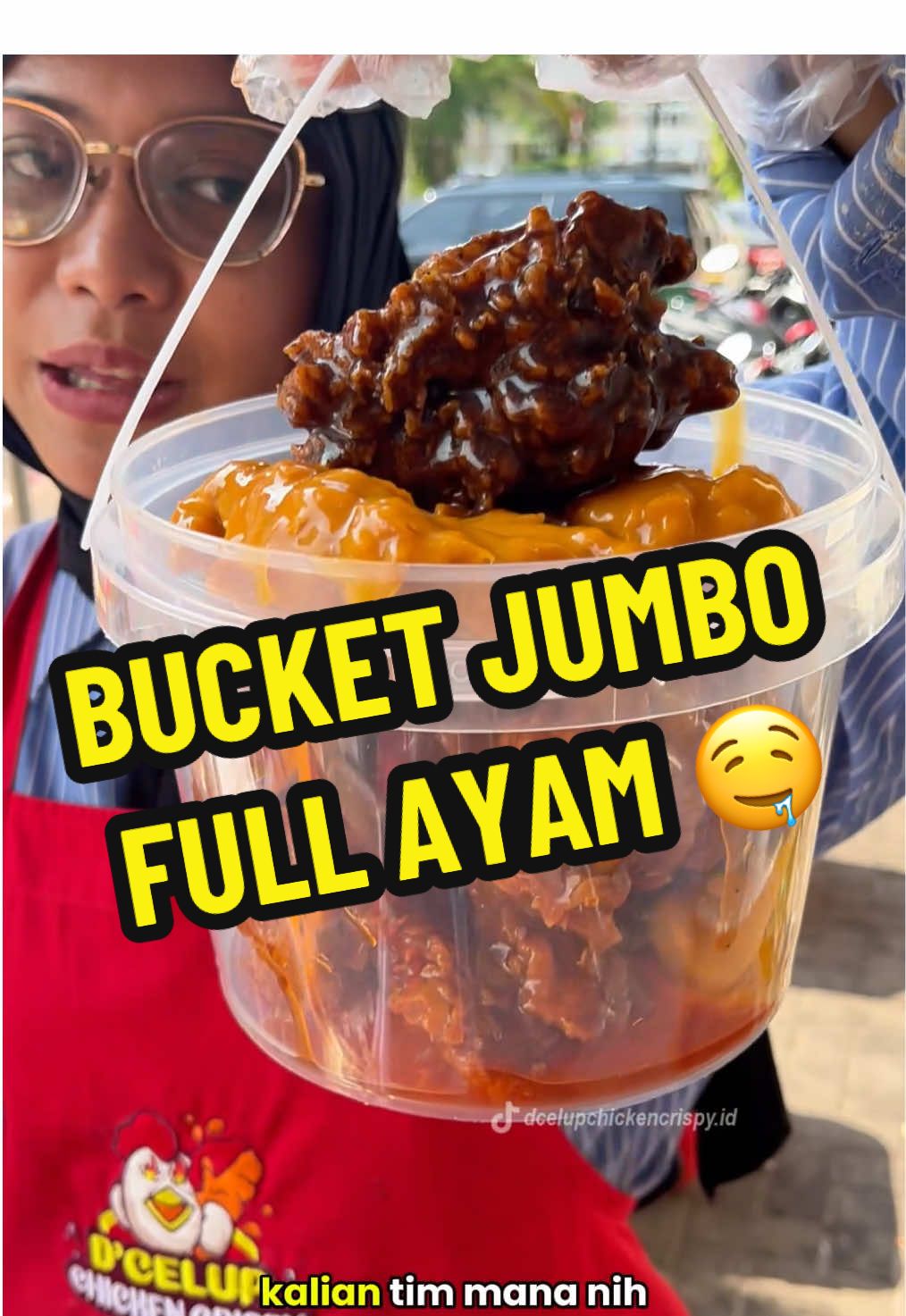 Bukan kaleng-kaleng, ini bucket ayam beneran segede itu! Fix cocok banget buat rame-rame atau makan sendiri kalau kuat 😆😍 Buat kamu yang tertarik punya bisnis ayam goreng crispy nagih kayak gini, yuk gabung kemitraan D'Celup Chicken Crispy! Modalnya mulai 4 jutaan aja, lho 🤩. Kami sediakan pelatihan dan pembinaan lengkap biar kamu siap jadi pengusaha sukses. Info lengkapnya bisa DM kami atau cek link di bio yaa 😉 #kemitraankuliner #ideusaha #masterkulinerindonesia #kulinerkekinian #dcelupchickencrispy 