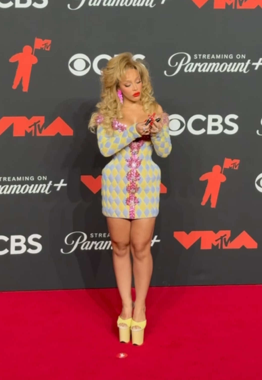 #DojaCat, en #Balmain, a apporté un en-cas original sur le tapis rouge des #VMAs.  #refcarpet #TikTokFashion 