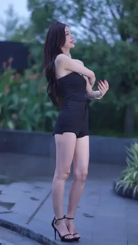 Chengdu Auto Show Highlights... Outdoor Photography.. #hotgirloutfit #Long legs and slim waist #Show good figure #Good figure Good Material and temperament #Car model sister 