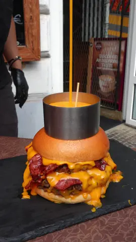 Cheesiest Burger in Austria🍔🔥 #cheese #vienna #burger #bacon 