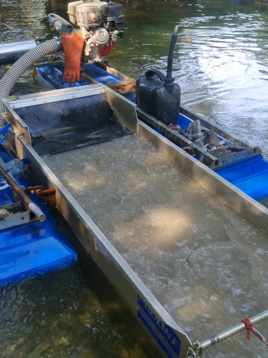 Prospektieren und dredging zur gleichen Zeit Goldrush Time 😃💛⛏️🤿👌#Prospecting #GoldCleanout #golddiggers #Dredging #4x4 