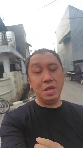 tiktoker buta testing kamera belakang ponsel Sharp Aquos sense 8