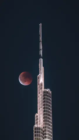 Where architectural wonder meets cosmic beauty: the blood moon behind Burj Khalifa last night. ‎في مشهد يمزج الإبداع العمراني بجمال الكون، القمر الدموي يطل خلف برج خليفة ليلة أمس. #Emaar #Fyp #BurjKhalifa #إعمار #برج_خليفة 