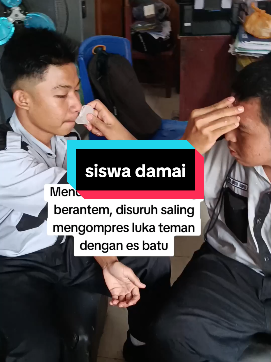 setelah berantem  mereka berdamai dan disuruh saling kompres Luka temannya biar gak Ada lagi dendam dihati mereka #siswa #guru #siswadamai 