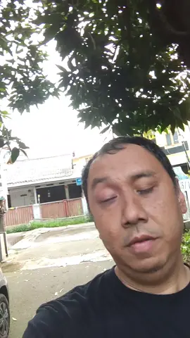tiktoker buta testing kamera depan ponsel Sharp Aquos sense 8