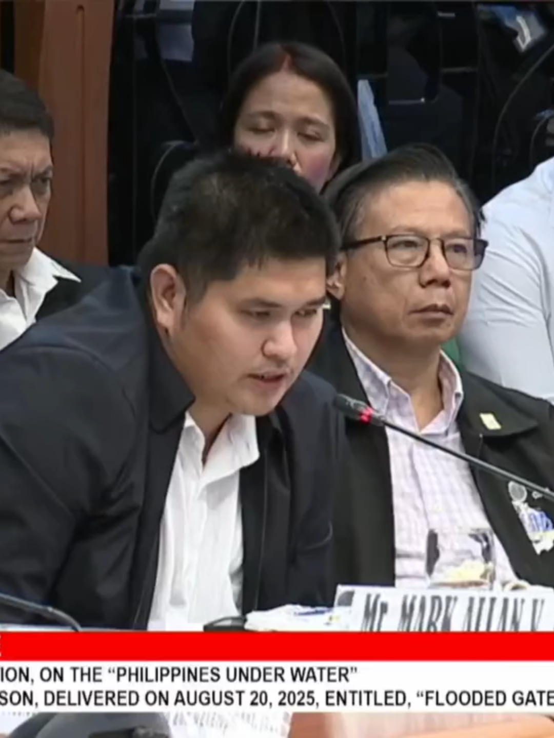 Nagturuan sa pagdinig ng Senado nitong Lunes, Setyembre 8 ang tatlong nadidiin sa maanomalyang flood control projects.  Nagpasahan ng sisi sina Mark Allan Arevalo ng Wawao Builders, dating DPWH Bulacan 1st district assistant engineer Brice Hernandez, at ang boss ni Hernandez na si dismissed district engineer Henry Alcantara. #abscbnnews #fyp #news #newsph