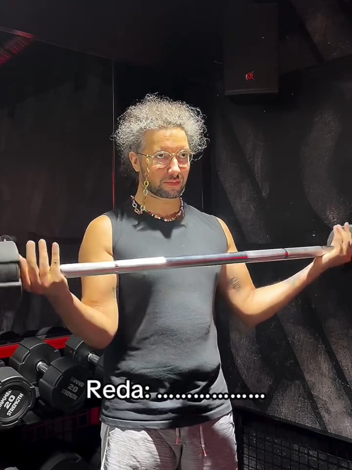 Un peu d’humour pendant ses séances il adore et toi? Tu fais comme lui? 😂 Bientôt la suite de son évolution.. vous êtes pas prêt 🙏🏻 N’oubliez pas d’aller suivre @jon.coach.sportif pour des tips et des idées de séance 💪 #lyon #sportlover #altgirl