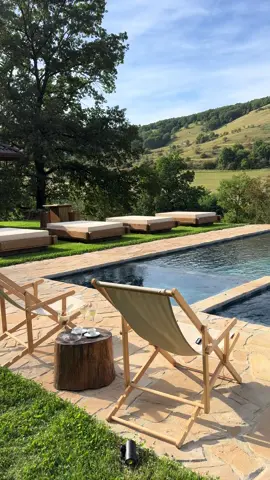 Când dealurile întâlnesc relaxarea 💦🍃 #natureescape #infinitypool #foryou #romania 