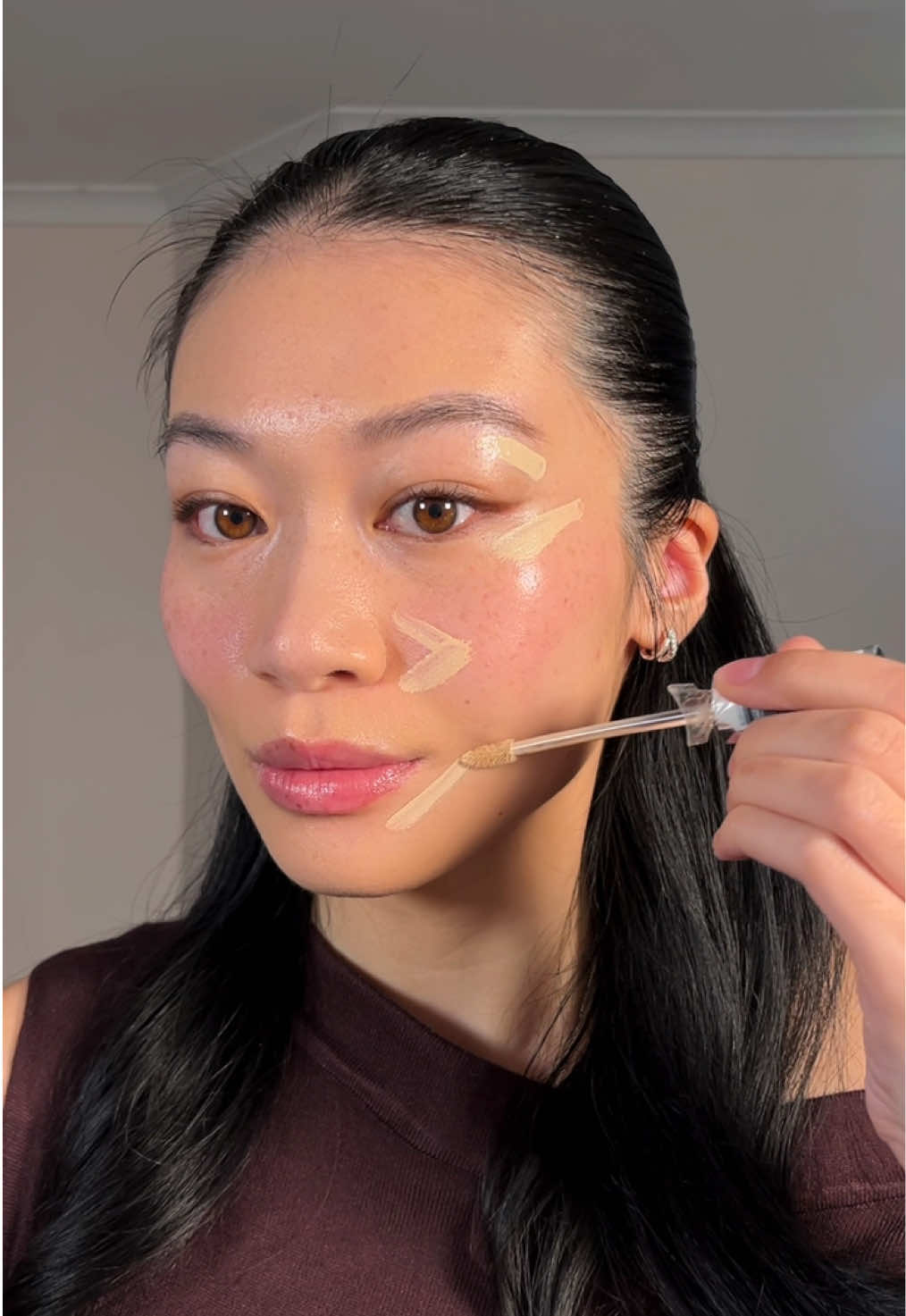 Face lift using concealer? Testing makeup hacks - 𝗗𝗔𝗬 𝟱/𝟭𝟬
‌ Verdict: 9/10, I loveee this! This is such a great guide for knowing exactly where to apply concealer for a lifted, sculpted look… and it works! I’d definitely opt for a lighter concealer formula, since you do use quite a bit of product
‌ #concealerhack #liftedmakeup #facelift #makeuphacks #makeuptips 