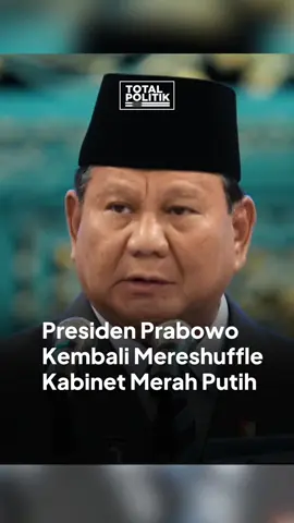 Pada Senin, 8 September 2025, Presiden Prabowo Subianto melakukan reshuffle Kabinet Merah Putih dengan mengganti sejumlah posisi penting, termasuk Menko Politik dan Keamanan, Menteri Keuangan, Menteri Perlindungan Pekerja Migran, Menteri Koperasi, dan Menteri Pemuda dan Olahraga.  Langkah ini dilakukan setelah evaluasi menyeluruh atas kinerja para menteri, dan diumumkan secara resmi oleh Menteri Sekretaris Negara Prasetyo Hadi dalam konferensi pers di Istana Negara.  Selain itu, reshuffle juga mencakup pembentukan Kementerian Haji dan Umrah sebagai pengganti BP Haji. #totalpolitik #prabowo #kabinetmerahputih #menteri 