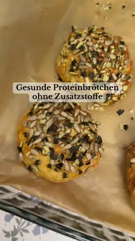 Schnelle, gesunde Proteinbrötchen ohne Zusatzstoffe 🤎 Ihr braucht dafür: - 350g Magerquark - 200g Dinkelmehl - 1 Packung Backpulver - 1 Prise Salz Alle Zutaten vermengen und für 15-20 Minuten bei 180 Grad backen. Rezpt hab ich von @Najah 💕 *unbezahlte Werbung  #brötchen #gesundebrötchen #proteinbrötchen #gesunderezepte #gesundeernährung #ohnezusatzstoffe 