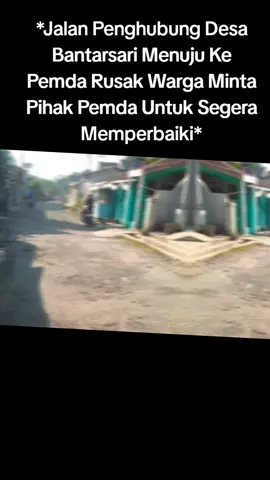 *Jalan Penghubung Desa Bantarsari Menuju Ke Pemda Rusak Warga Minta Pihak Pemda Untuk Segera Memperbaiki* Berita selengkapnya Klik dibawah ini 👇 👇 👇 👇 👇 😄  Subang.KPKsigapchanel. -  Infrastruktur jalan bagi warga merupakan sarana yang sangat penting untuk kegiatan sahari -hari dimana orang banyak melintasinya untuk sampai ketujuan, mereka masing-masing.  Berbagai kerusakan jalan seperti jalan berlubang dan aspal yang rusak dapat menyebabkan jalan tersebut. Seringkali terjadi terjadi kecelakaan, selain itu kerusakan jalan juga dapat menimbulkan kerugian karena kandaraan menjadi rusak .  Salah satunya, disekitar  jalan penghubung dari Desa Bantarsari menuju Kantor Pemda Subang tepatnya di Kampung Cimerata  RT 23/08 kelurahan Pasirkerombi Kecamatan Subang.  Suhanda salah seorang tokoh masyarakat Kampung Cimerata kelurahan Pasirkareumbi mengatakan kepada  awak media online bahwa jalan ini menjadi akses vital bagi warga untuk menjalankan berbagai aktivitas seperti bekerja bersekolah, dan mengangkat hasil pertanian serta perternakan kepasar dan menuju arah kota  Subang ujarnya nya. Minggu (7/9/2025). 