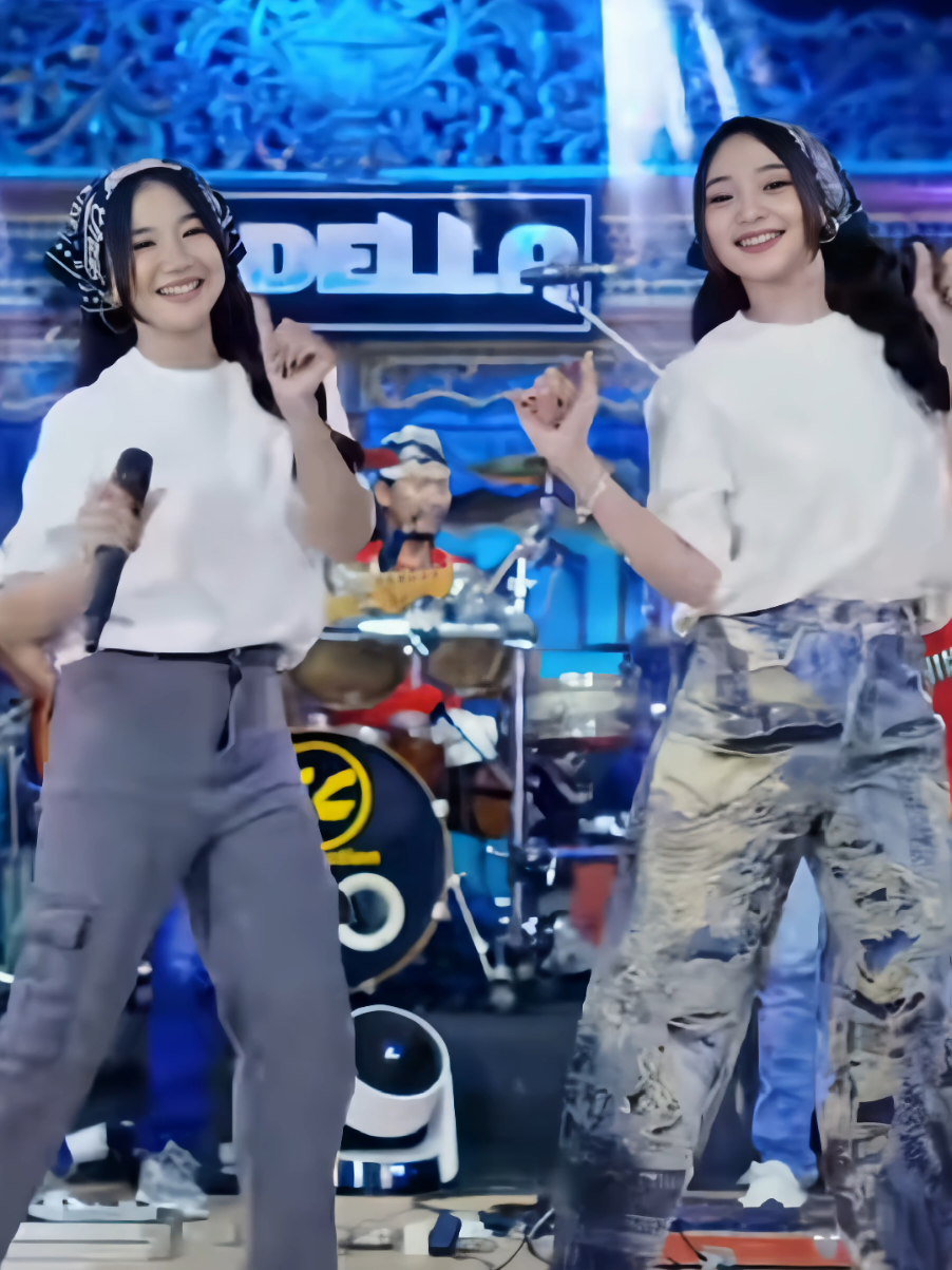 KUCING GARONG - Difarina Indra Adella ft. Cantika Nuswantoro Adella - OM ADELLA #difarinaindra #cantikanuswantoro #kucinggarong #adella #cuxy_ 