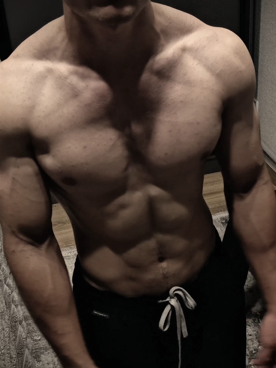 More than 7 years of pull-ups, 5 years of dips, and over 3 years of weighted calisthenics. #calisthenics #physique #GymTok #muscles #viral 
