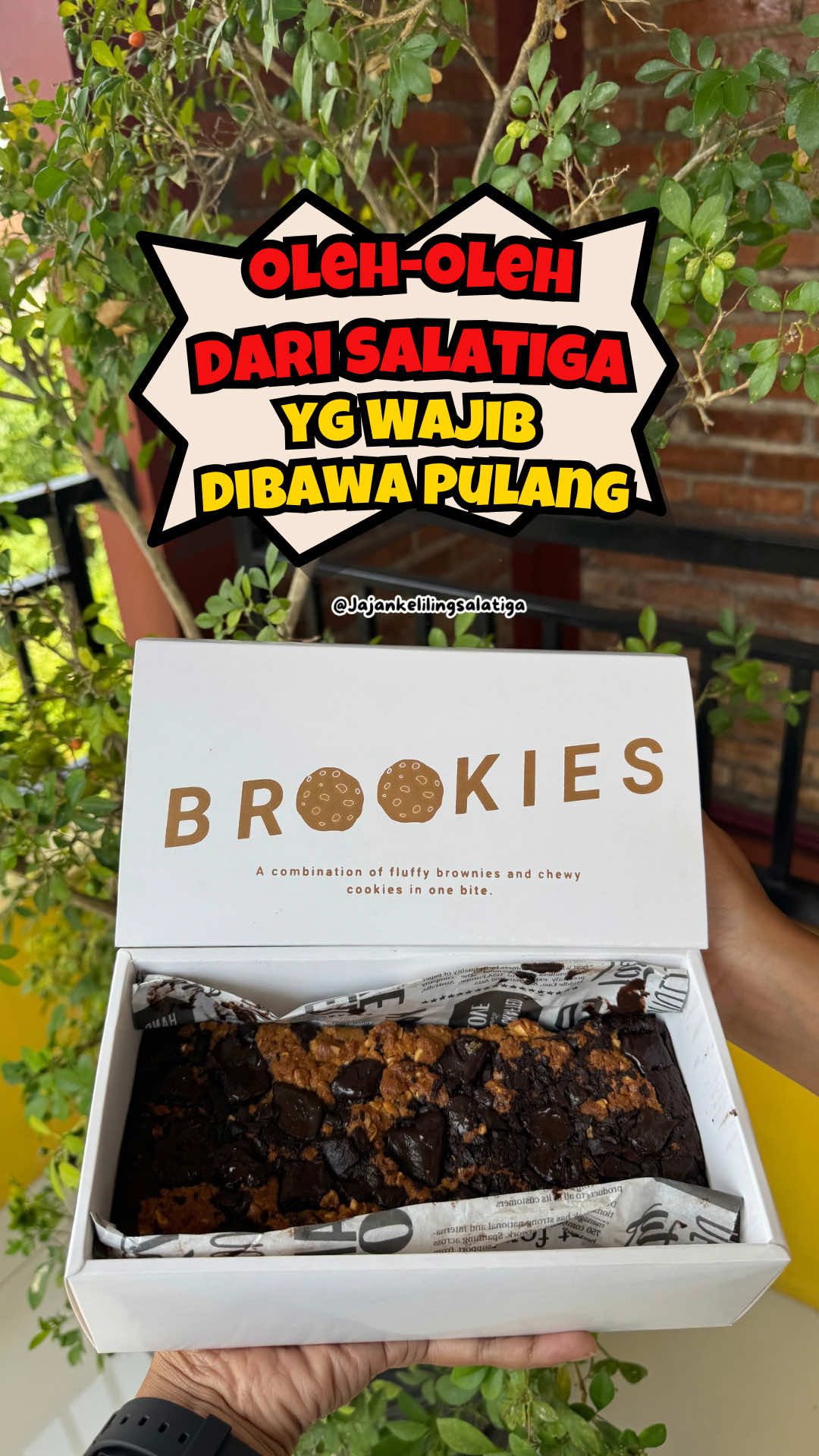 Oleh-oleh dari Salatiga yang wajib dibawa pulang 🥳 Bingung cari oleh-oleh pas lagi liburan di Salatiga? Jangan bingung lagi! Ini dia @brownies_q pelopor brownies oval mini yang sudah eksis sejak 2014. Semua produknya homemade, dan dijamin bikin ketagihan 🤤 Selain brownies oval mereka juga punya banyak menu lain. Ada brookies dengan 3 varian: double choco, matcha, dan nutela 🤩 Yang nggak kalah menarik ada juga brownies ice cream 🍦 Nggak cuma itu, ada aneka minuman yg wajib dicoba: strawberry taro latte, perpaduan warna yang cantik. Mocha Cheesecake coffe, perpaduan rasa mocha yang manis pahit dipadukan dengan cheescake yang creamy, rich tapi tetap balance. Dan promo bundling Brown Sugar Coffee + 2 Brookie Mini cuma Rp 23K. 🤩 Kabar gembiranya, mereka lagi ada diskon 10% maks potongan 20 RB dari tanggal 9 - 13 September ya gaes 🥳🤩 Tunggu apa lagi yuk gass 🚀🚀🚀 💰 Brookies Double Choco 60K 💰 Brownies Ice Cream 25K 💰 Strawberry Taro Latte 18K 💰Brown Sugar Coffee + 2 Brookie Mini 23K (Promo) 💰Mocha Cheesecake Coffee 32K  @BrowniesQ Store  📍Perumahan Citra Montana D9, Salatiga ⏰ 08.00-16.00 🛵 Gofood #jajankelilingsalatiga #oleholehsalatiga #salatiga #salatigafoodies #kulinersalatiga