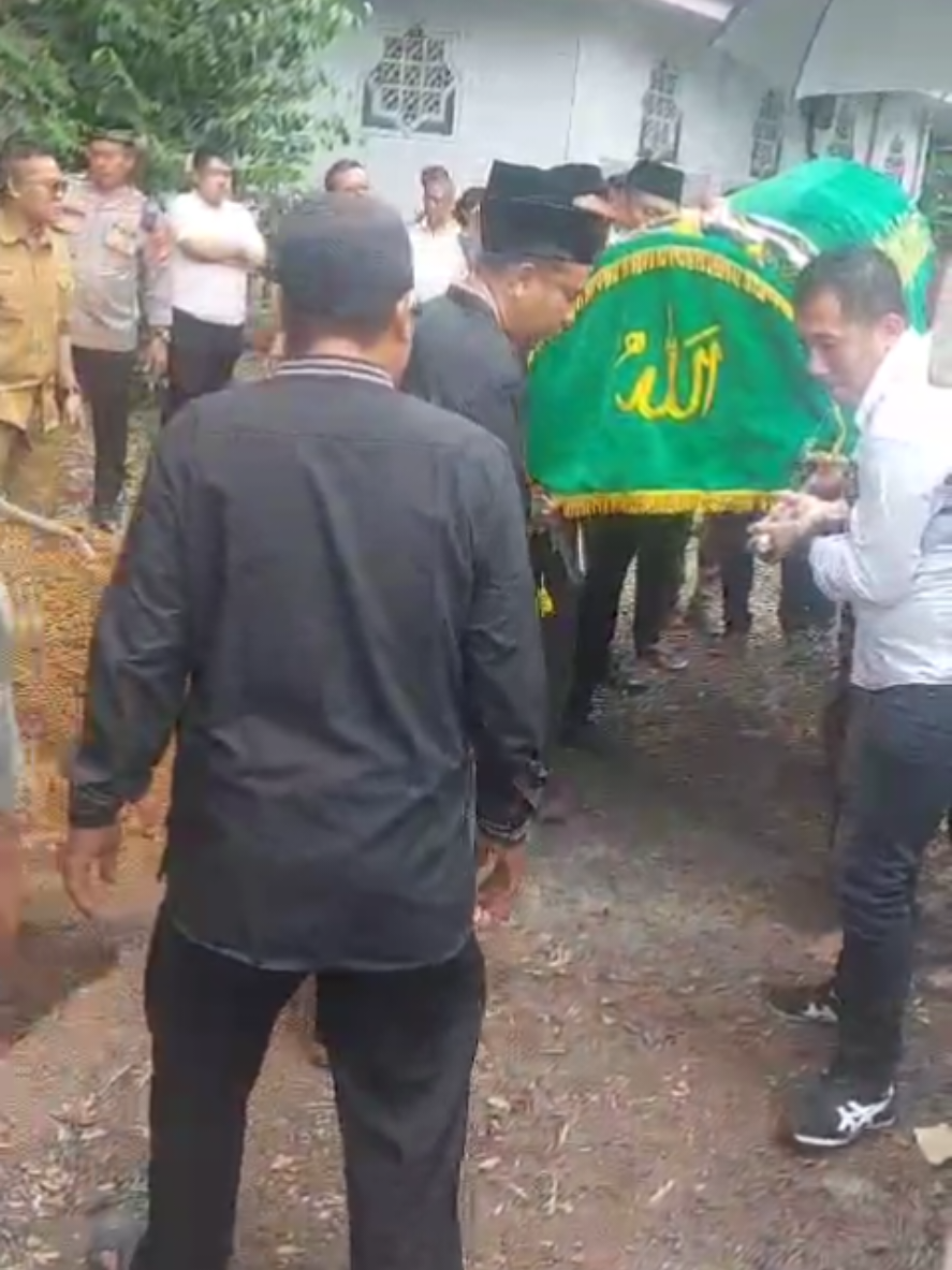 Mantan Walikota Cilegon, Edi Ariadi Dimakamkan di TPU Tengkele Sejumlah tokoh penting hadir memberikan penghormatan terakhir kepada mantan Wali Kota Cilegon, Edi Ariadi. Prosesi pemakaman yang berlangsung di TPU Tengkele ini dihadiri Kapolda Banten Brigjen Pol Hengki, tokoh masyarakat H Embay Mulya Syarief, hingga pejabat daerah.  #ediariadi #konibanten #kapoldabanten #wafat 