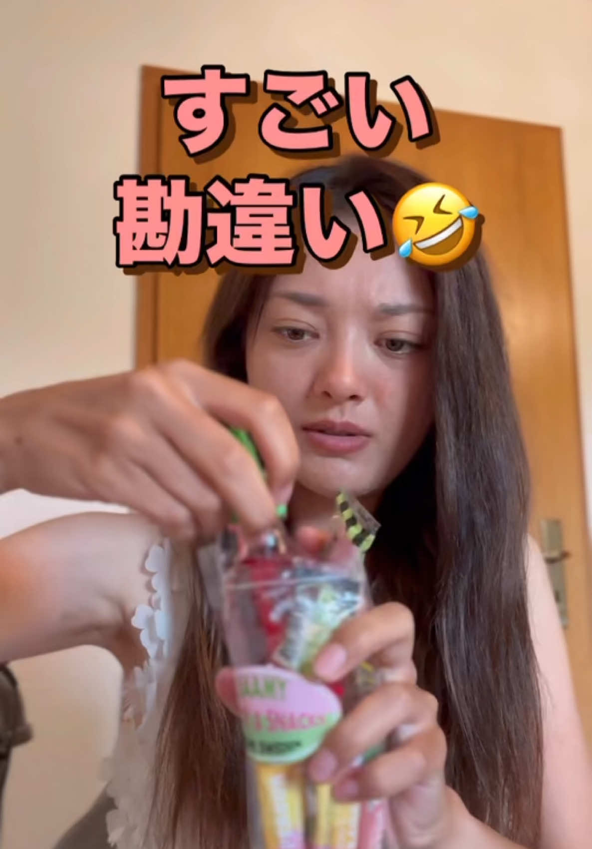 お菓子レビューですごい勘違いしてた😱😭 最初は激辛ソースと勘違いしてたけど実はドストライクの酸っぱい苺ソースだったの👀🍓 酸っぱいお菓子が好きな方は是非 @JAAMY CANDY & SNACKS さんのお店でチェックしてね🍭 (私はドイツに発送してもらったけど日本への発送も可能🉑) #スウェディッシュキャンディ #スウェーデン #お菓子 #レビュー #正直レビュー