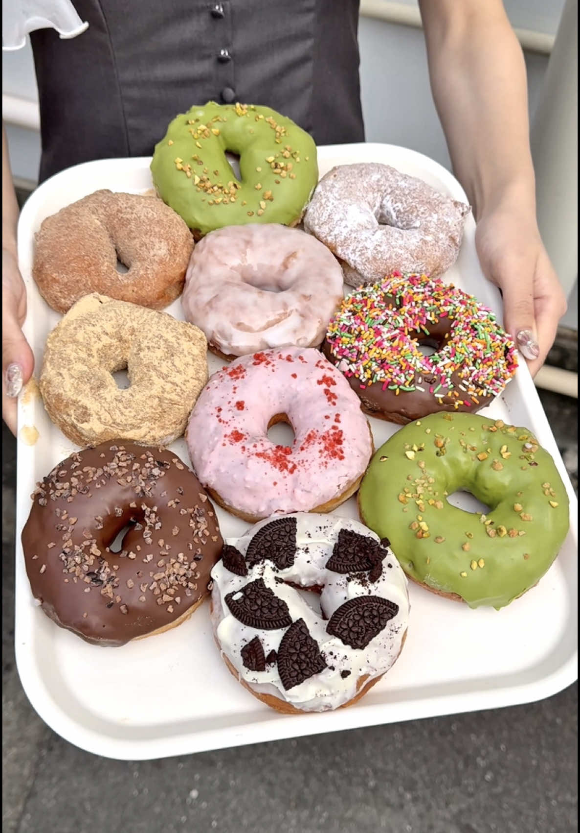 進化した究極のもちもち生リングドーナツ🍩 卵・牛乳不使用！ 全粒粉×豆乳で作った「もっちりング生ドーナツ」 通常のドーナツより香ばしくて 食物繊維・ビタミンB・ミネラルたっぷり✨ 体にやさしくて、アレルギー持ちの方やお子さまでも安心して楽しめるのが嬉しい☺️ こちらのドーナツは9/8〜  「もっちりング生ドーナツ」は大須店限定！ 超オススメ✨️ 📍名古屋・大須 『アットドーナツ』 もっちリング生ドーナツ ¥300〜 ¥480 #名古屋グルメ #名古屋カフェ #ドーナツ #japanesefood #tiktokfood 