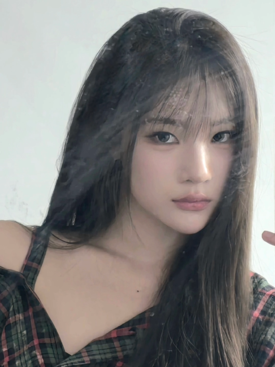 #JUUN Weverse Post.  앞머리가 나오고싶데서..🖤 .  yaaa KIM JUUN 😩😫🥵 ##주은 #하츠투하츠 #hearts2hearts #H2H 
