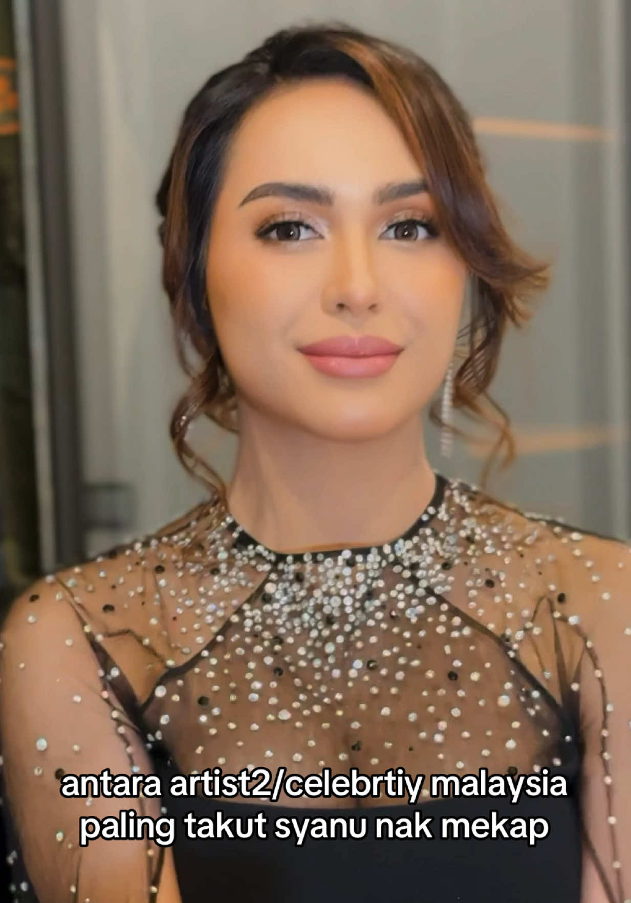 @Wanna Ali  syanu janji belajar buat kening lagi.. haha practice make perfect !jom makeup lagi! never stop learning n practice mekap ok korang..  i remember when i selalu dpt job mkp tuanku sultanah.. her durations from 2hours now is 30mins! berapa tahun pulak practice.. bertahun tahun.. baru biasa.. i rasa lepas 5-6 kali mekap kan wanna ok dah ni.. i masih takpuas hati… mkp ni not my best to me actually.. tak ada soul..  even though wanna so kind n said cantik sgt mkp dia..  but really she is so kind.. my bbgal  #wannaali #schanooladiva #ladivatouchessalon #makeupnikah #bridalmakeupkl 