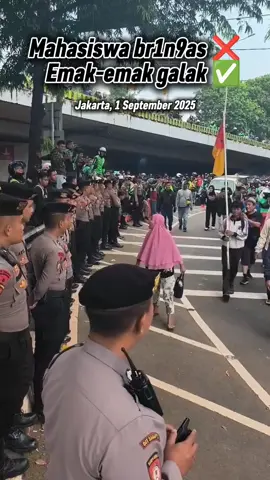 Mahasiswa beringas ❌ Emak emak galak ✅🤟😂 #emakgalak #versuspolisi #demo #demonstrasi #mendukungperubahan 