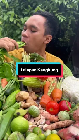 Makan Lalapan kangkung mentah